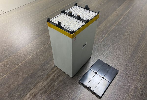 Li-ion battery modules with pouch cells